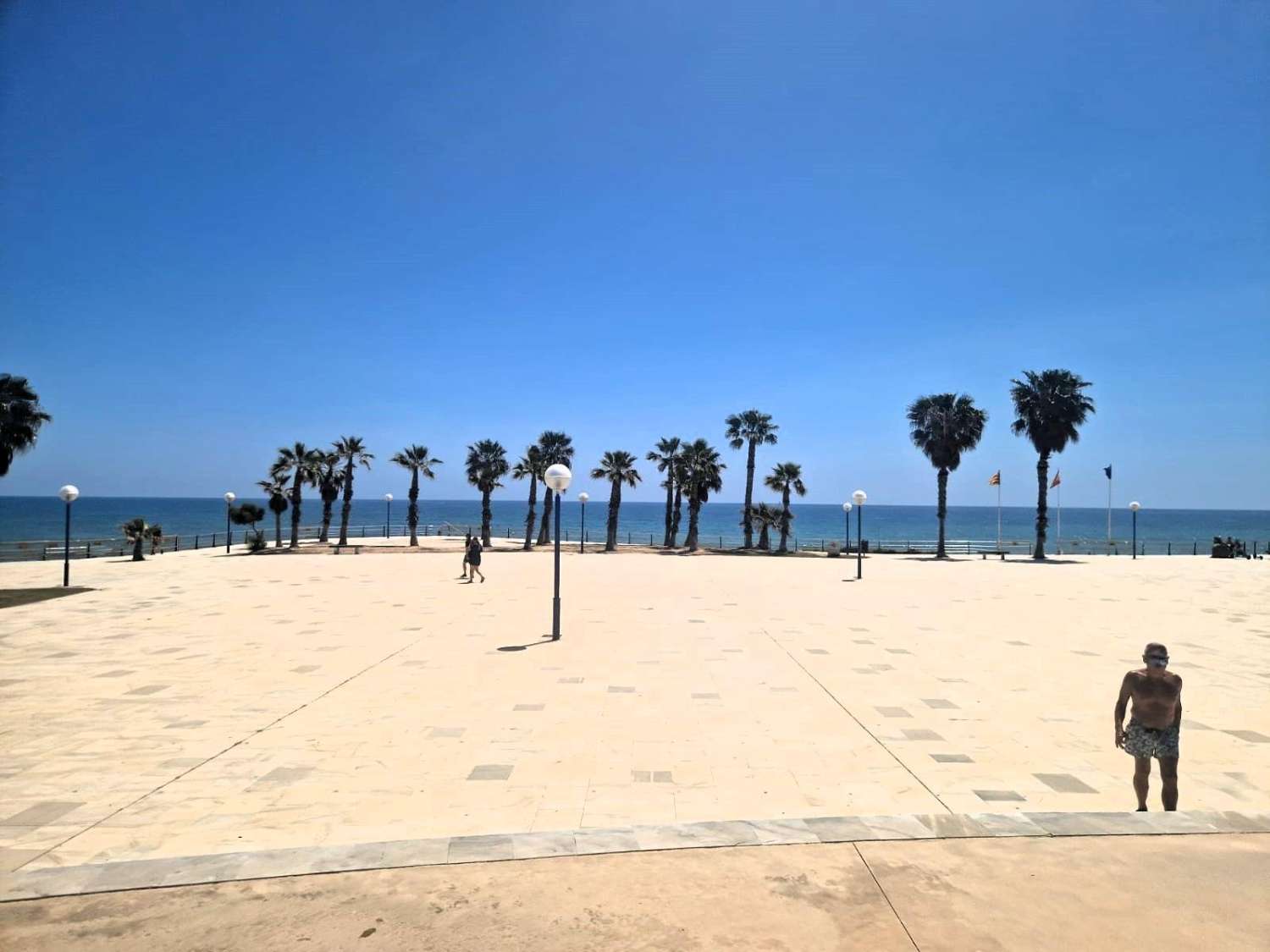 LUJO FRENTE AL MAR: ESPACIOSO APARTAMENTO EN PRIMERA LÍNEA CON PISCINA, JARDÍN Y TERRAZA