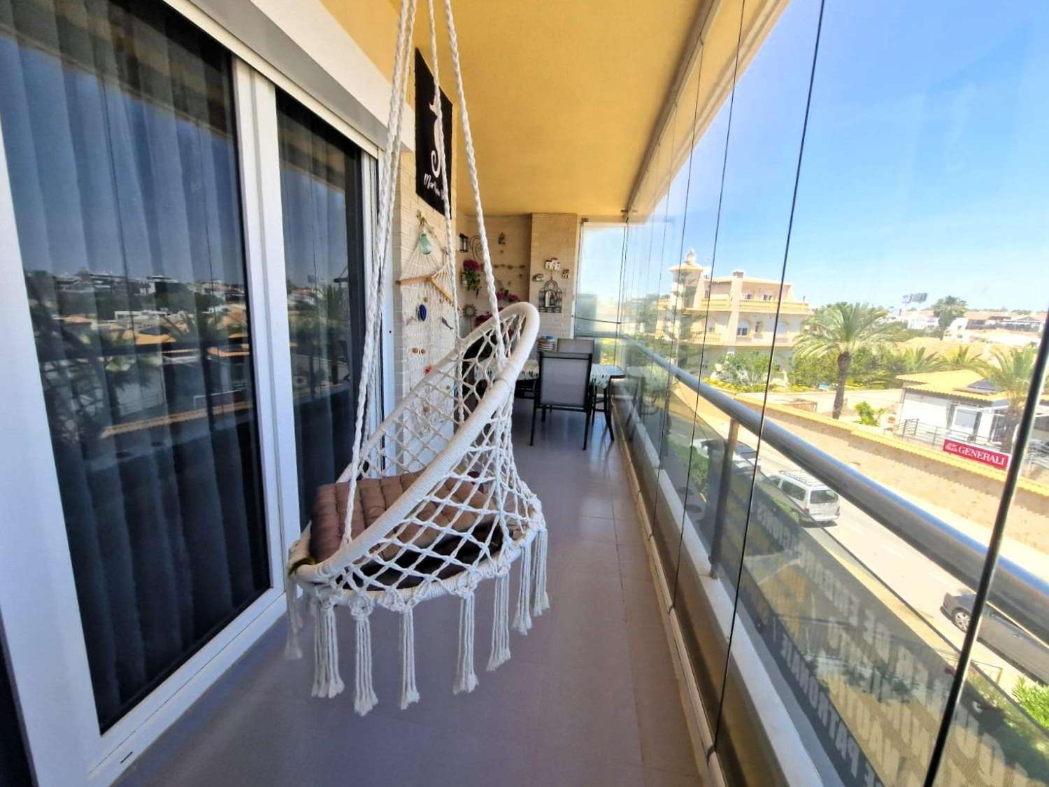 LUJO FRENTE AL MAR: ESPACIOSO APARTAMENTO EN PRIMERA LÍNEA CON PISCINA, JARDÍN Y TERRAZA