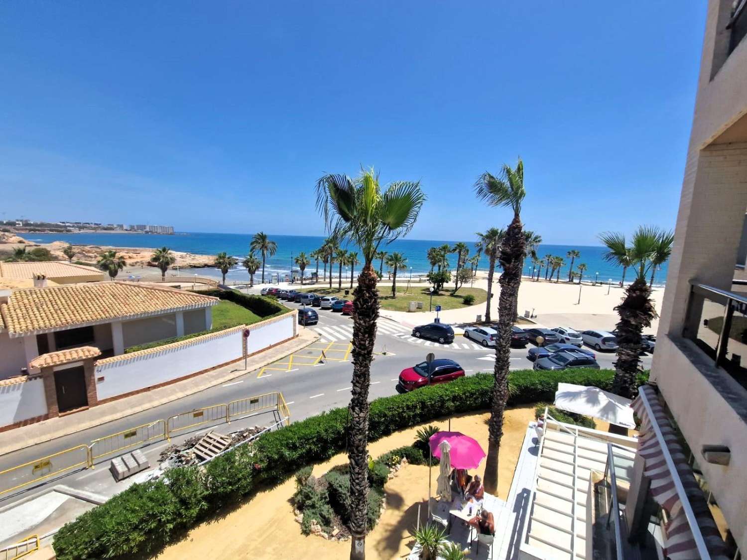 LUJO FRENTE AL MAR: ESPACIOSO APARTAMENTO EN PRIMERA LÍNEA CON PISCINA, JARDÍN Y TERRAZA