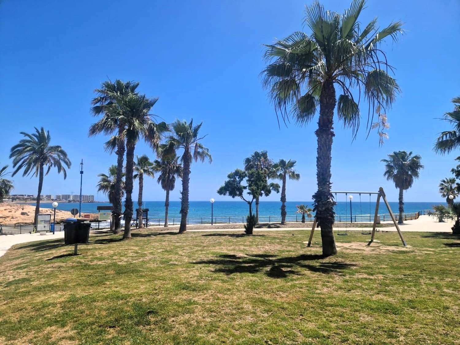 LUXURY BEACHFRONT : SPACIEUX APPARTEMENT EN PREMIÈRE LIGNE AVEC PISCINE, JARDIN ET TERRASSE