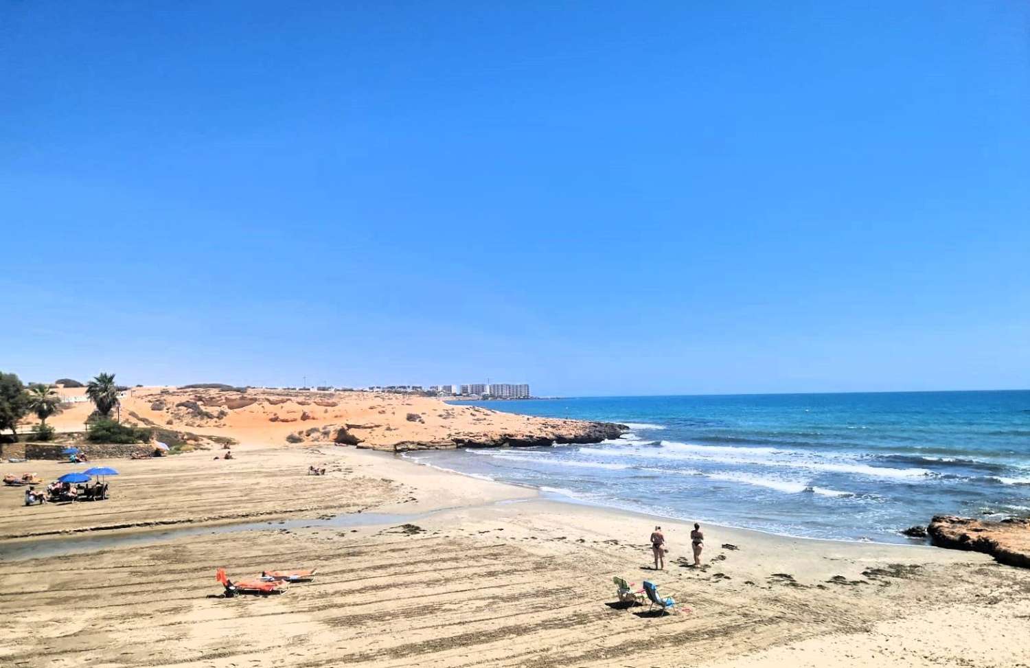 LUJO FRENTE AL MAR: ESPACIOSO APARTAMENTO EN PRIMERA LÍNEA CON PISCINA, JARDÍN Y TERRAZA