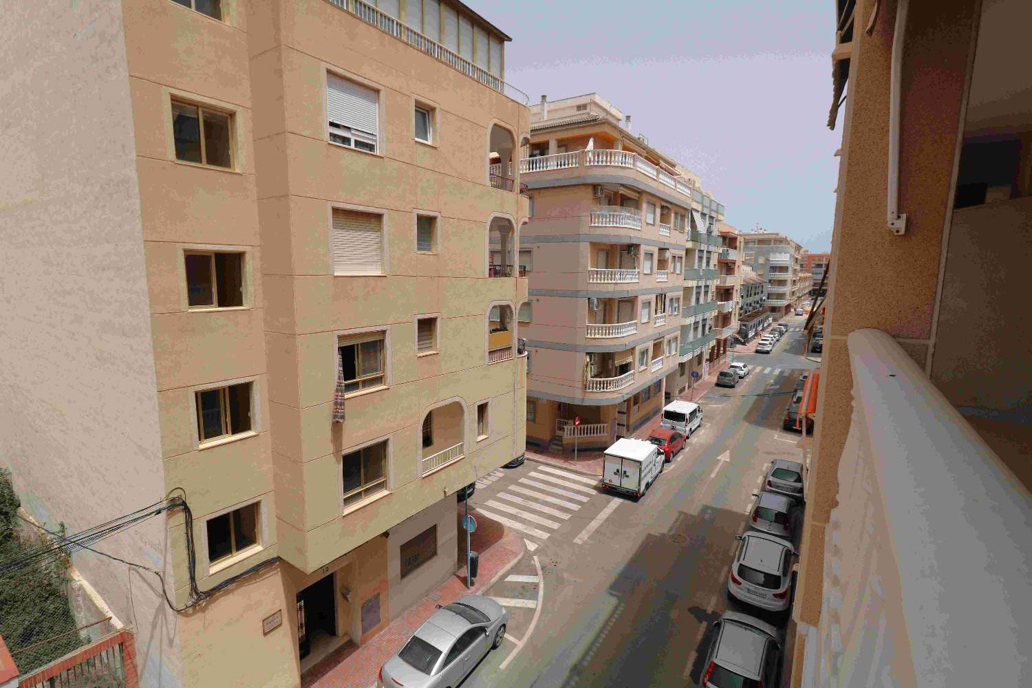 APARTMENT IN TORREVIEJA, ACEQUIÓN AREA: SPACIOUS, BRIGHT AND 150M FROM THE BEACH WITH DOUBLE GARAGE INCLUDED