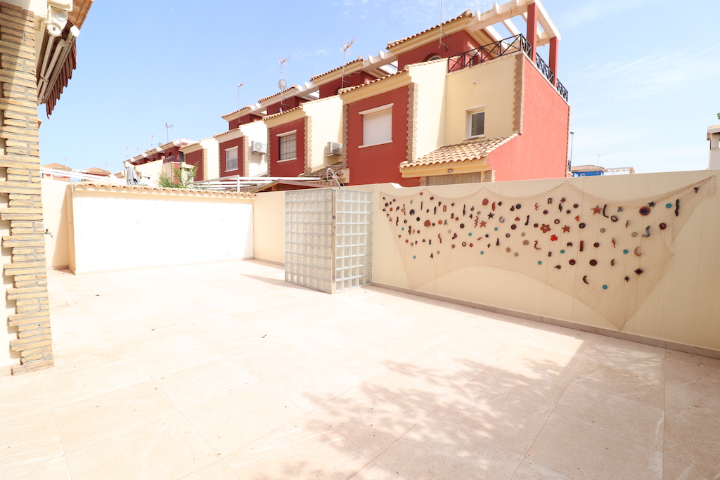 CORNER TOWNHOUSE WITH SEA VIEWS AND PLOT IN TORRE DE LA HORADADA