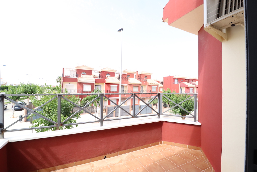 CASA A SCHIERA D'ANGOLO CON VISTA SUL MARE E TERRENO A TORRE DE LA HORADADA