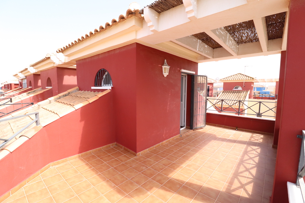 CORNER TOWNHOUSE WITH SEA VIEWS AND PLOT IN TORRE DE LA HORADADA