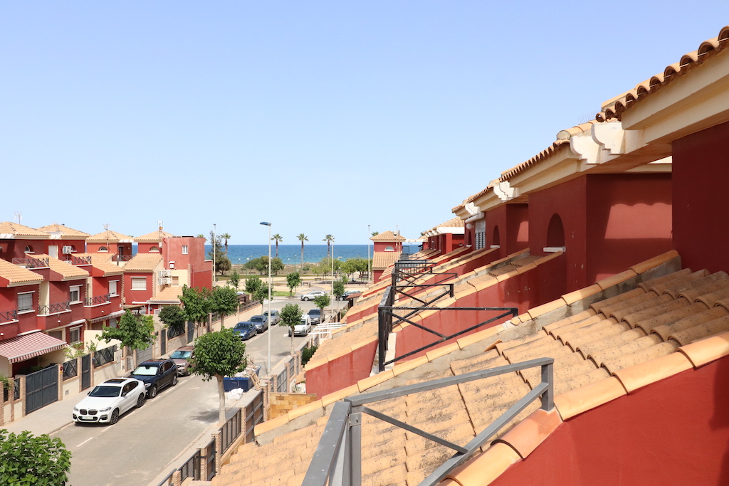 ADOSADO EN ESQUINA CON VISTAS AL MAR Y PARCELA EN TORRE DE LA HORADADA