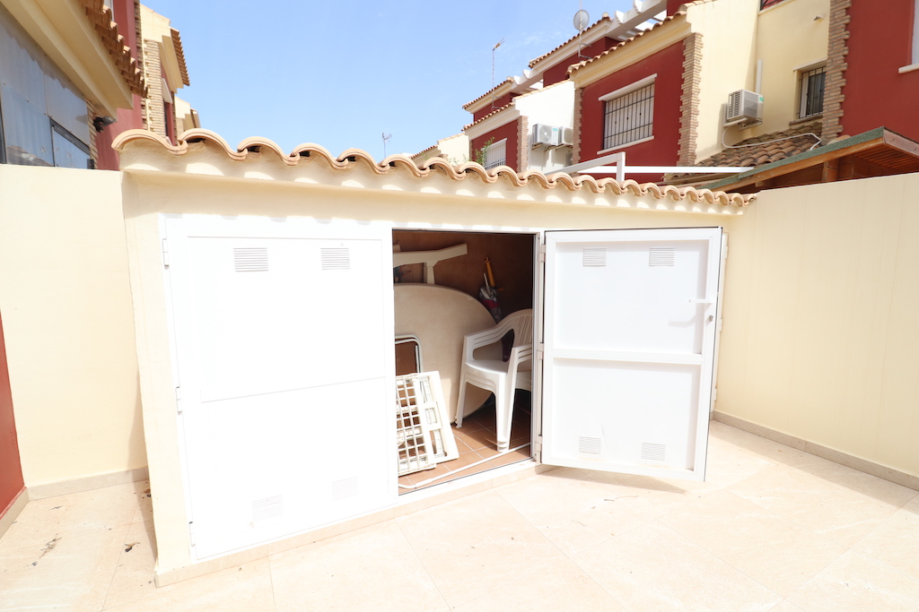 MAISON DE VILLE D’ANGLE AVEC VUE SUR LA MER ET TERRAIN À TORRE DE LA HORADADA