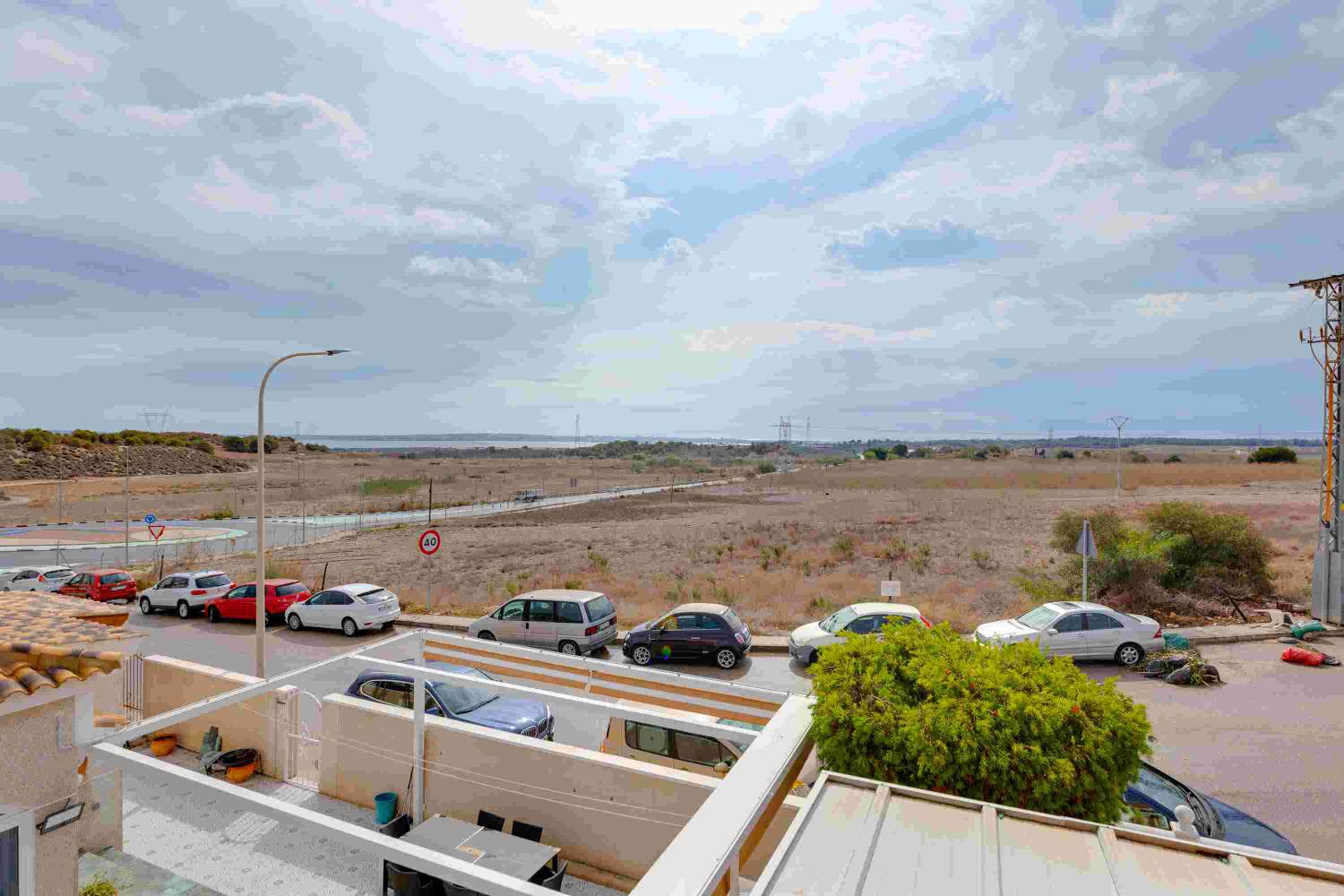 IMPRESIONANTE CASA DE DOS PLANTAS CON SOLÁRIUM EN SAN MIGUEL DE SALINAS