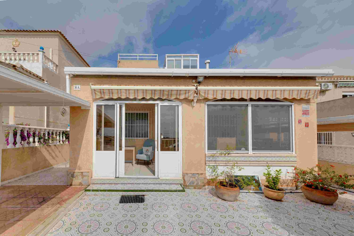 SUPERBE MAISON À DEUX ÉTAGES AVEC SOLARIUM À SAN MIGUEL DE SALINAS