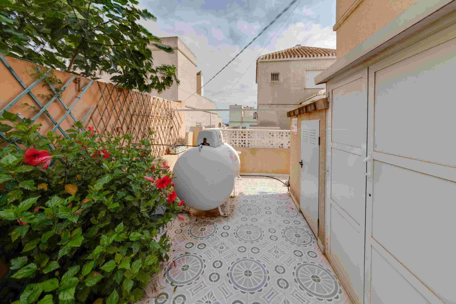 SUPERBE MAISON À DEUX ÉTAGES AVEC SOLARIUM À SAN MIGUEL DE SALINAS