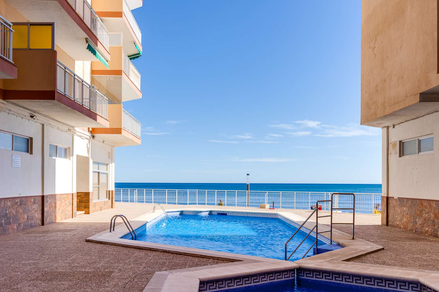 WOHNUNG IN 1. MEERESLINIE UND 100 METER VOM STRAND MIT GEMEINSCHAFTSPOOL ENTFERNT