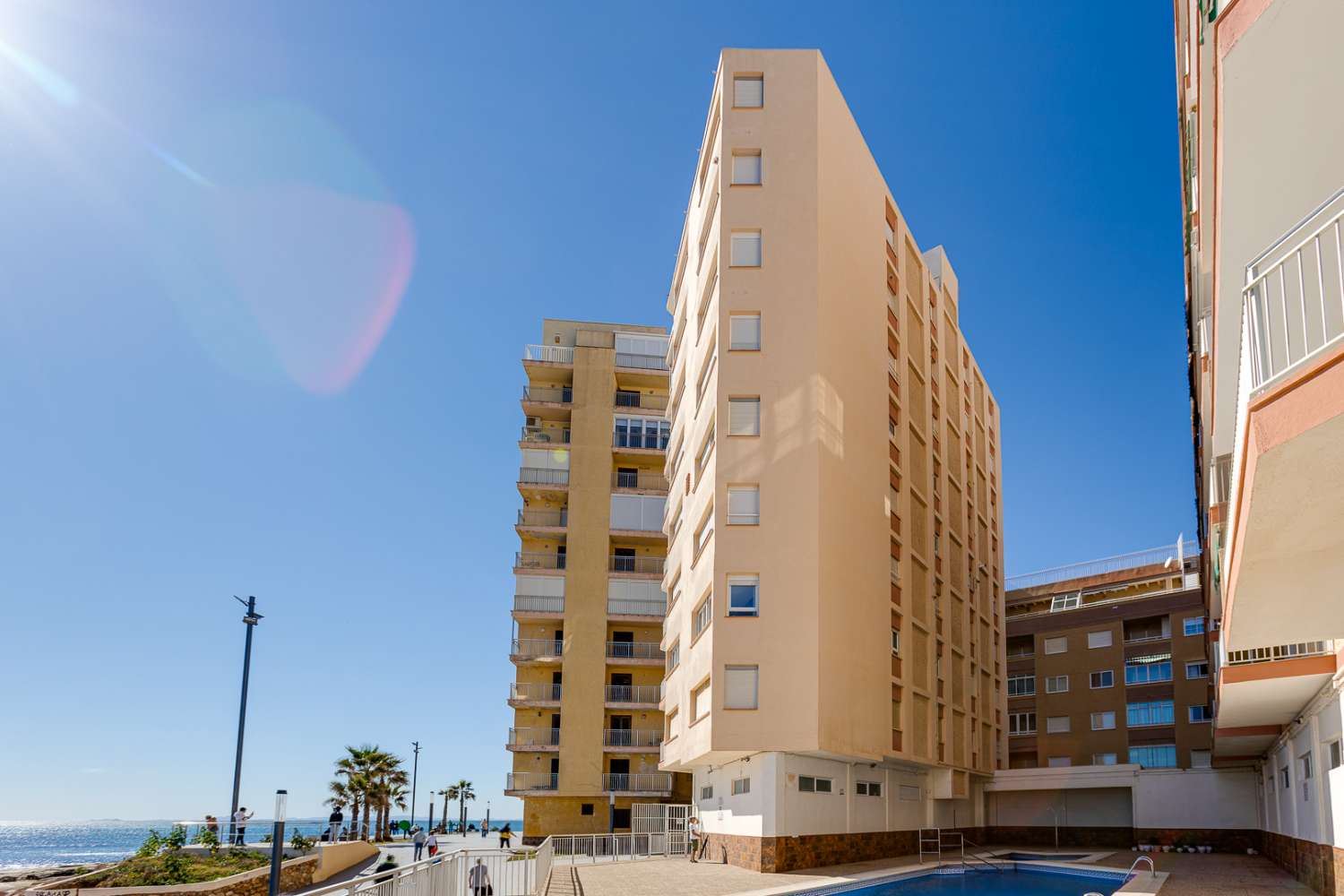 APARTMENT IN 1ST LINE OF THE SEA AND 100 METERS FROM THE BEACH WITH COMMUNAL POOL