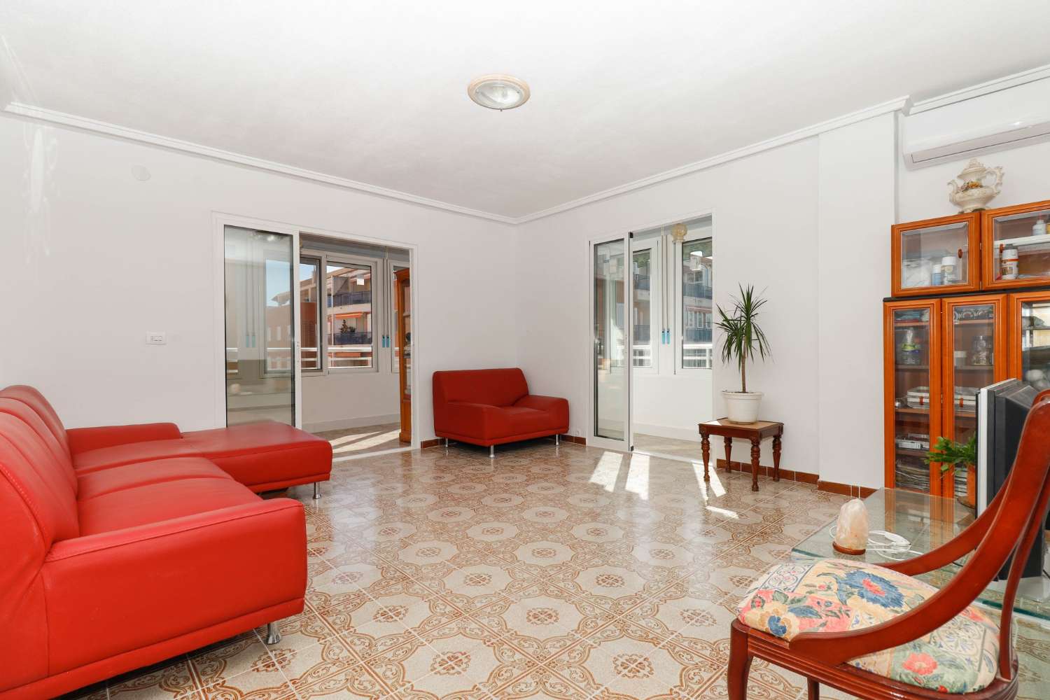 SPACIOUS APARTMENT WITH PANORAMIC VIEWS JUST 300M FROM THE BEACH