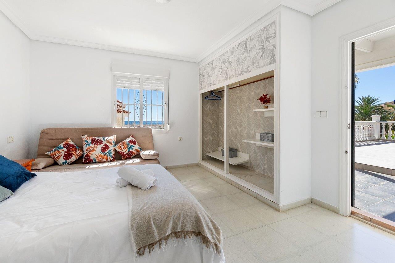 ¡EXQUISITA VILLA EN PRIMERA LÍNEA DE PLAYA EN PLAYA FLAMENCA, ORIHUELA COSTA!