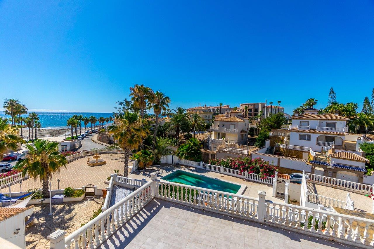 ¡EXQUISITA VILLA EN PRIMERA LÍNEA DE PLAYA EN PLAYA FLAMENCA, ORIHUELA COSTA!