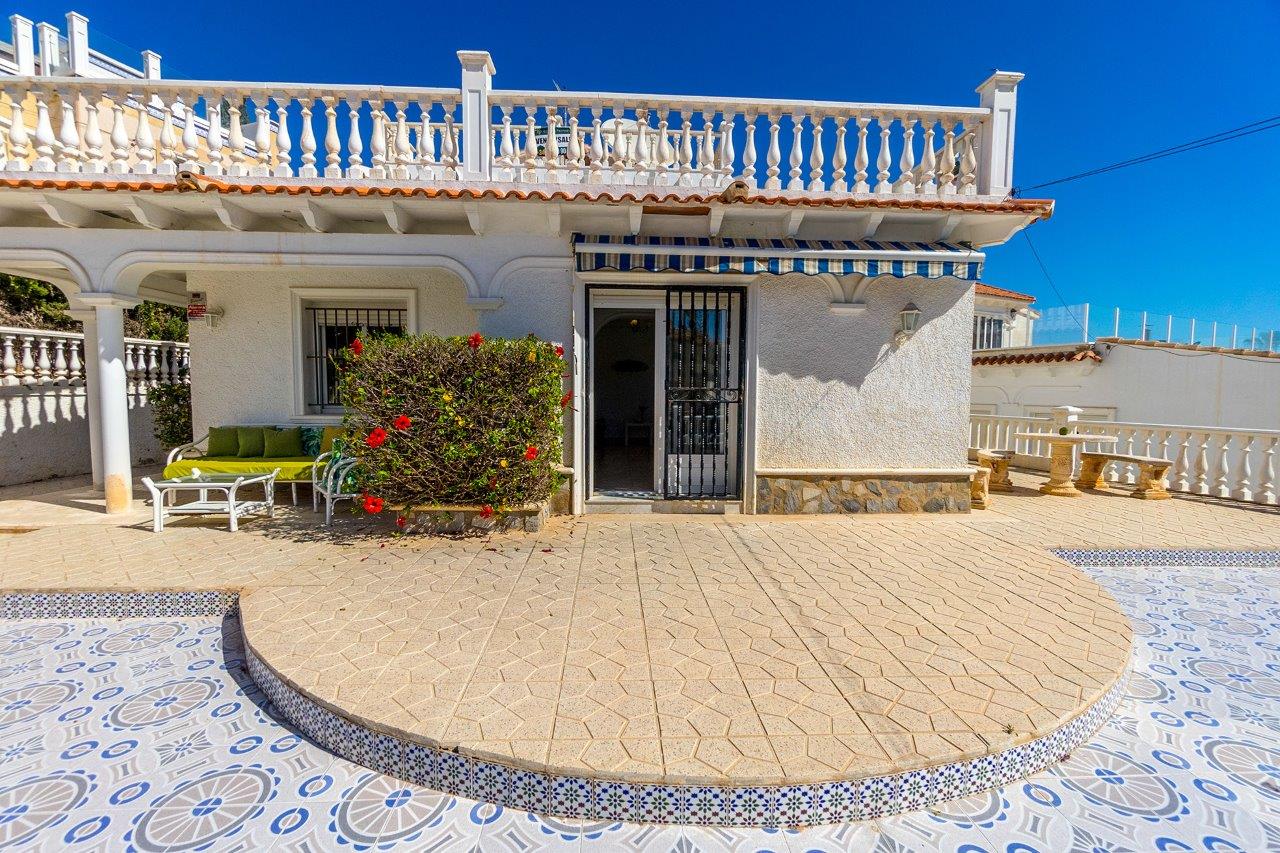 ¡EXQUISITA VILLA EN PRIMERA LÍNEA DE PLAYA EN PLAYA FLAMENCA, ORIHUELA COSTA!