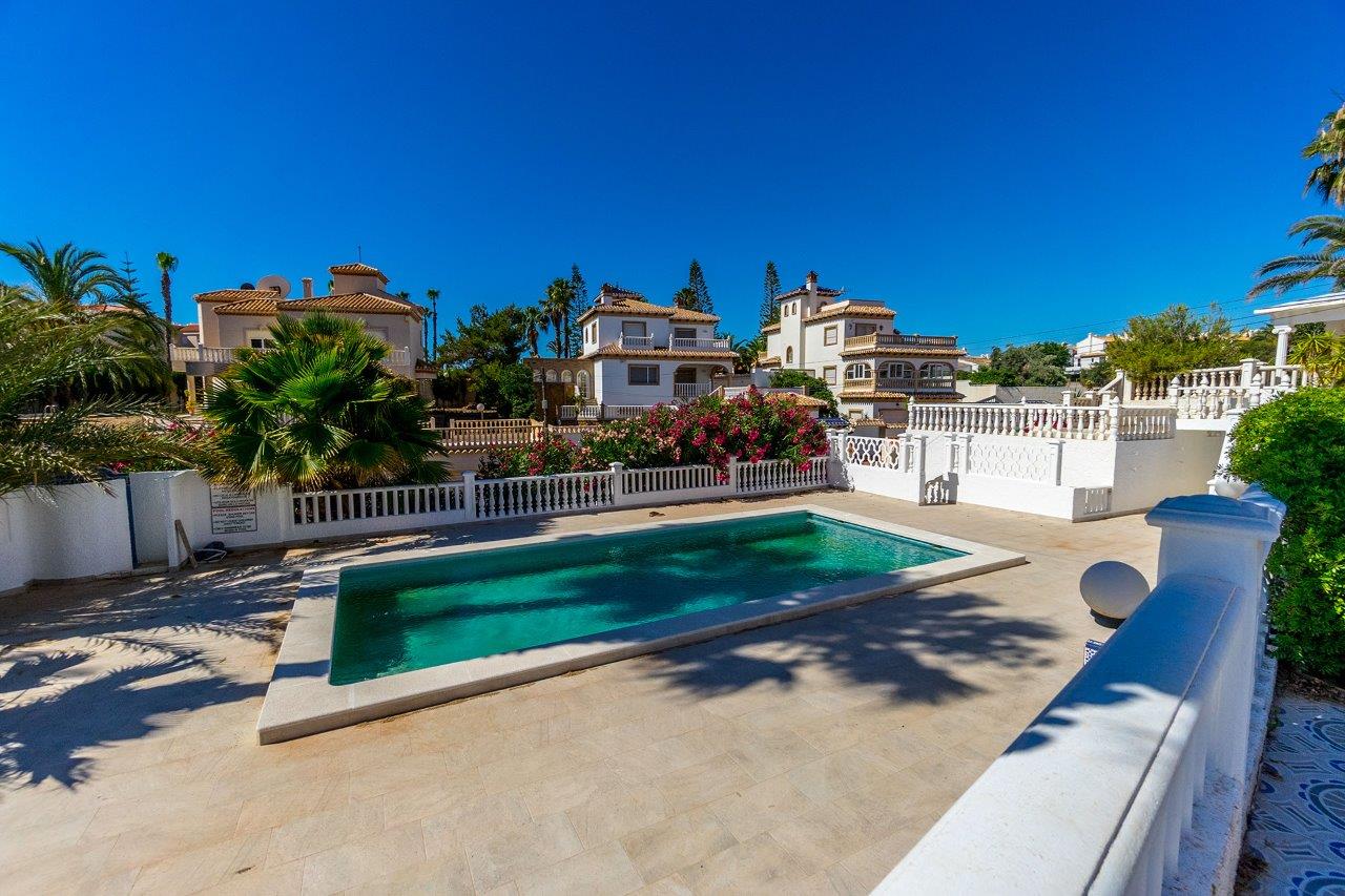 Villa til salg i Playa Flamenca (Orihuela)