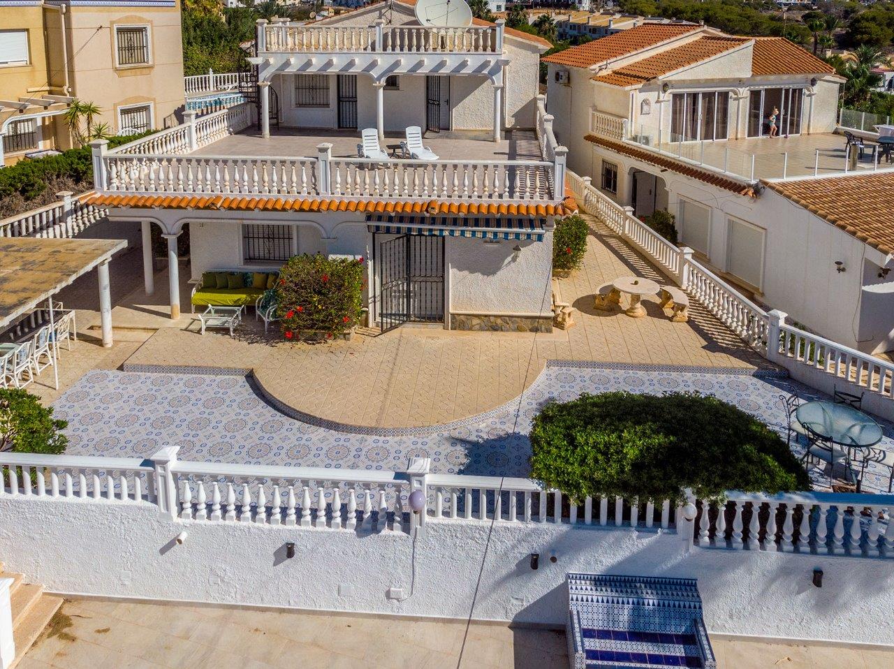 ¡EXQUISITA VILLA EN PRIMERA LÍNEA DE PLAYA EN PLAYA FLAMENCA, ORIHUELA COSTA!