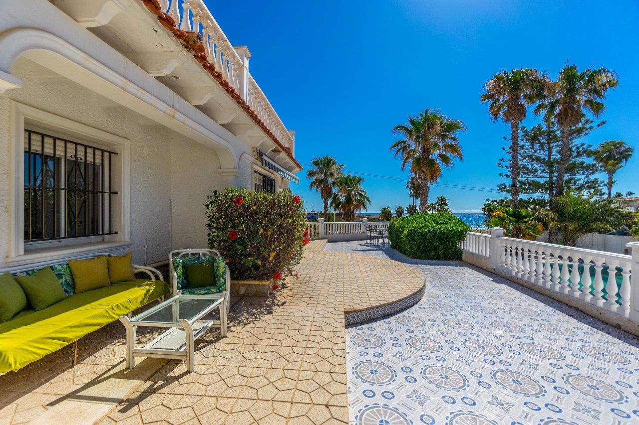 ¡EXQUISITA VILLA EN PRIMERA LÍNEA DE PLAYA EN PLAYA FLAMENCA, ORIHUELA COSTA!