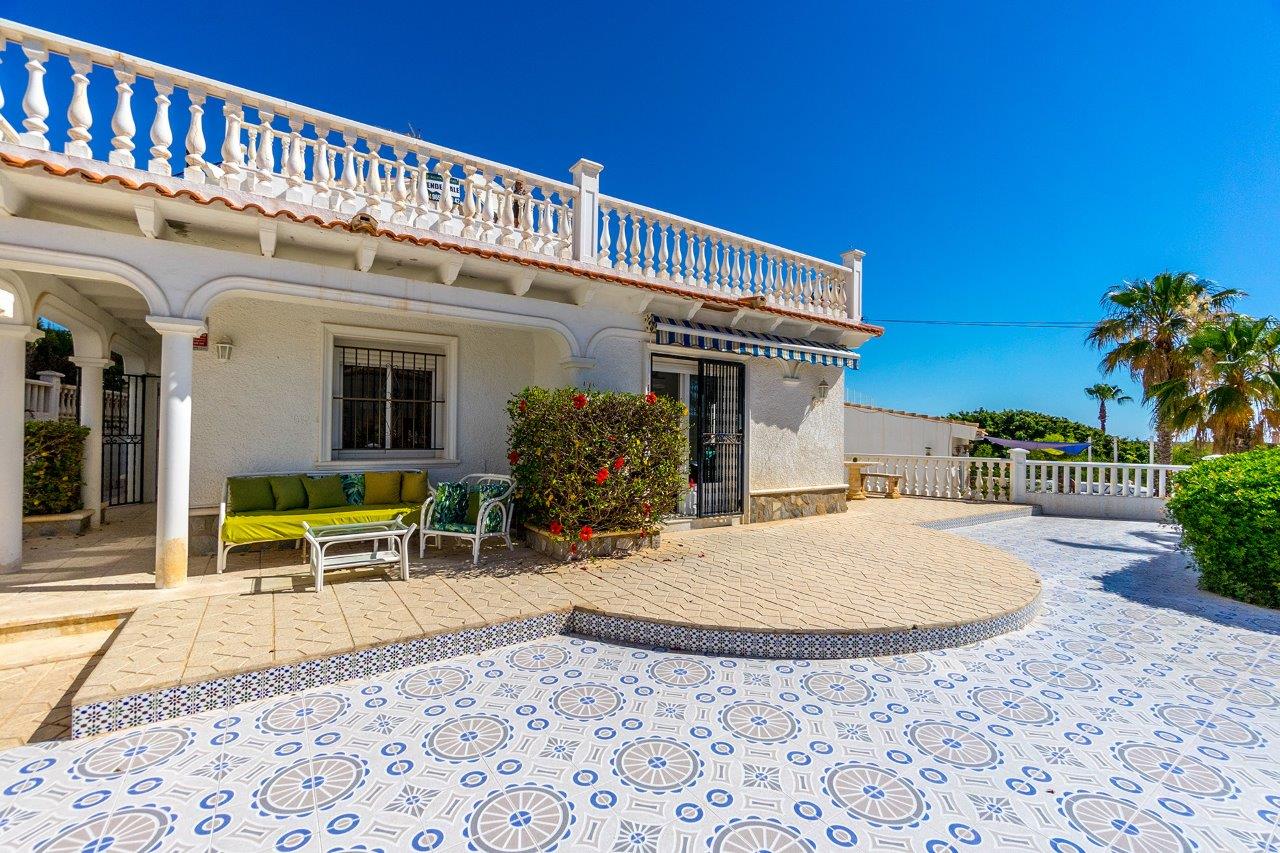 ¡EXQUISITA VILLA EN PRIMERA LÍNEA DE PLAYA EN PLAYA FLAMENCA, ORIHUELA COSTA!