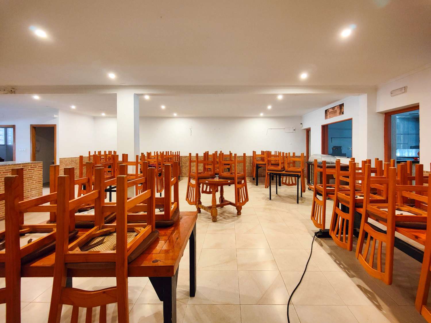 OPPORTUNITÉ EXCEPTIONNELLE ! RESTAURANT SPACIEUX AVEC TROIS APPARTEMENTS INDÉPENDANTS À TORRETA FLORIDA – TORREVIEJA