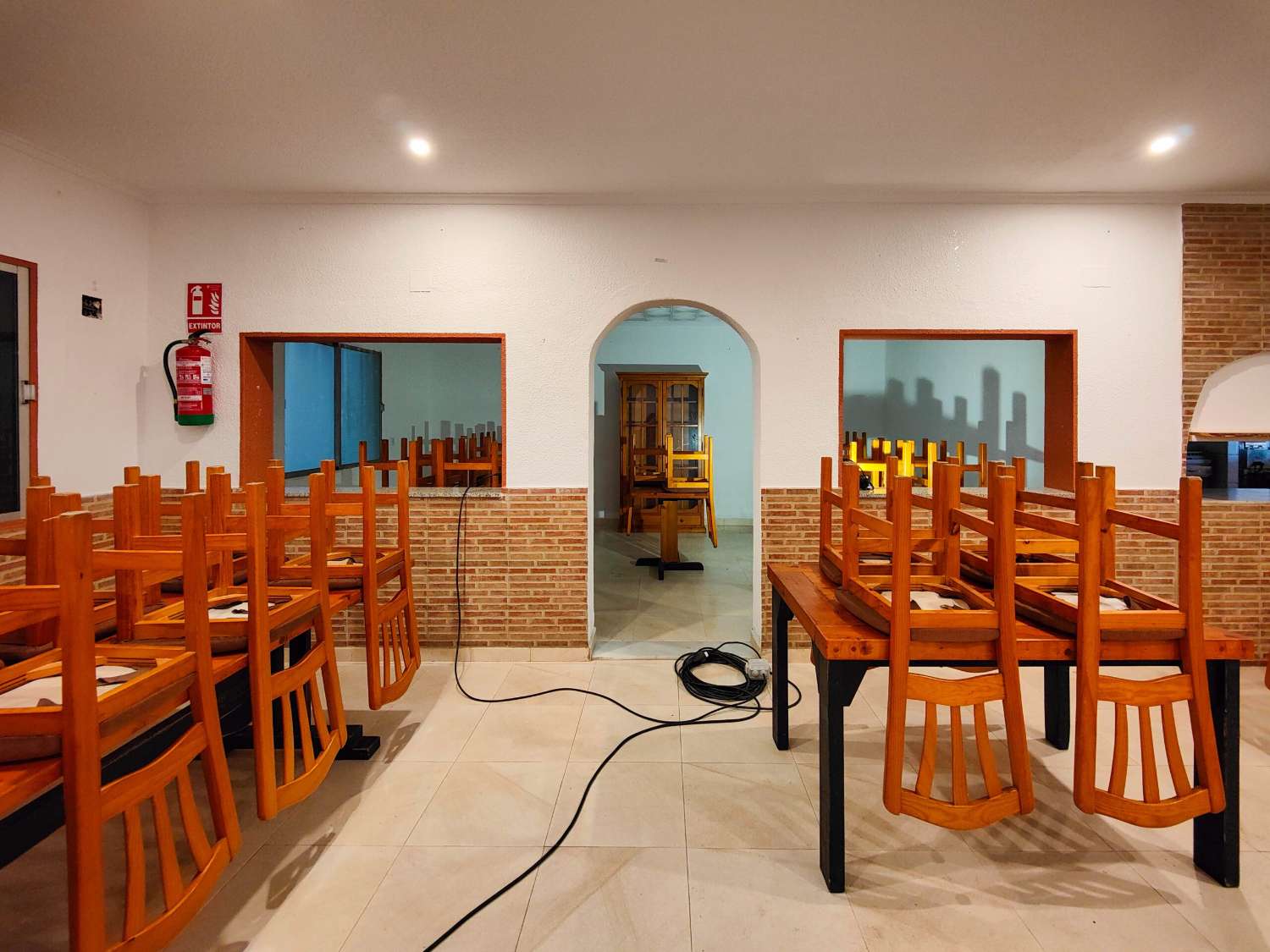 EXCEPTIONAL OPPORTUNITY! SPACIOUS RESTAURANT WITH THREE INDEPENDENT APARTMENTS IN TORRETA FLORIDA – TORREVIEJA