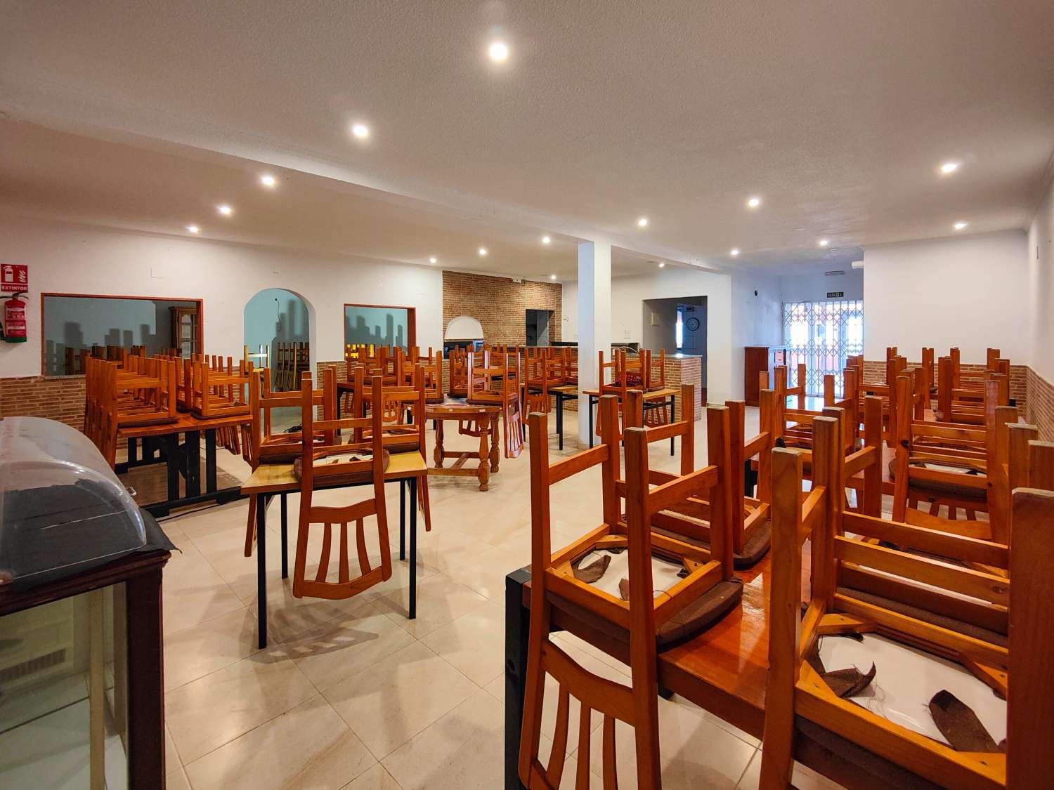 EXCEPTIONAL OPPORTUNITY! SPACIOUS RESTAURANT WITH THREE INDEPENDENT APARTMENTS IN TORRETA FLORIDA – TORREVIEJA