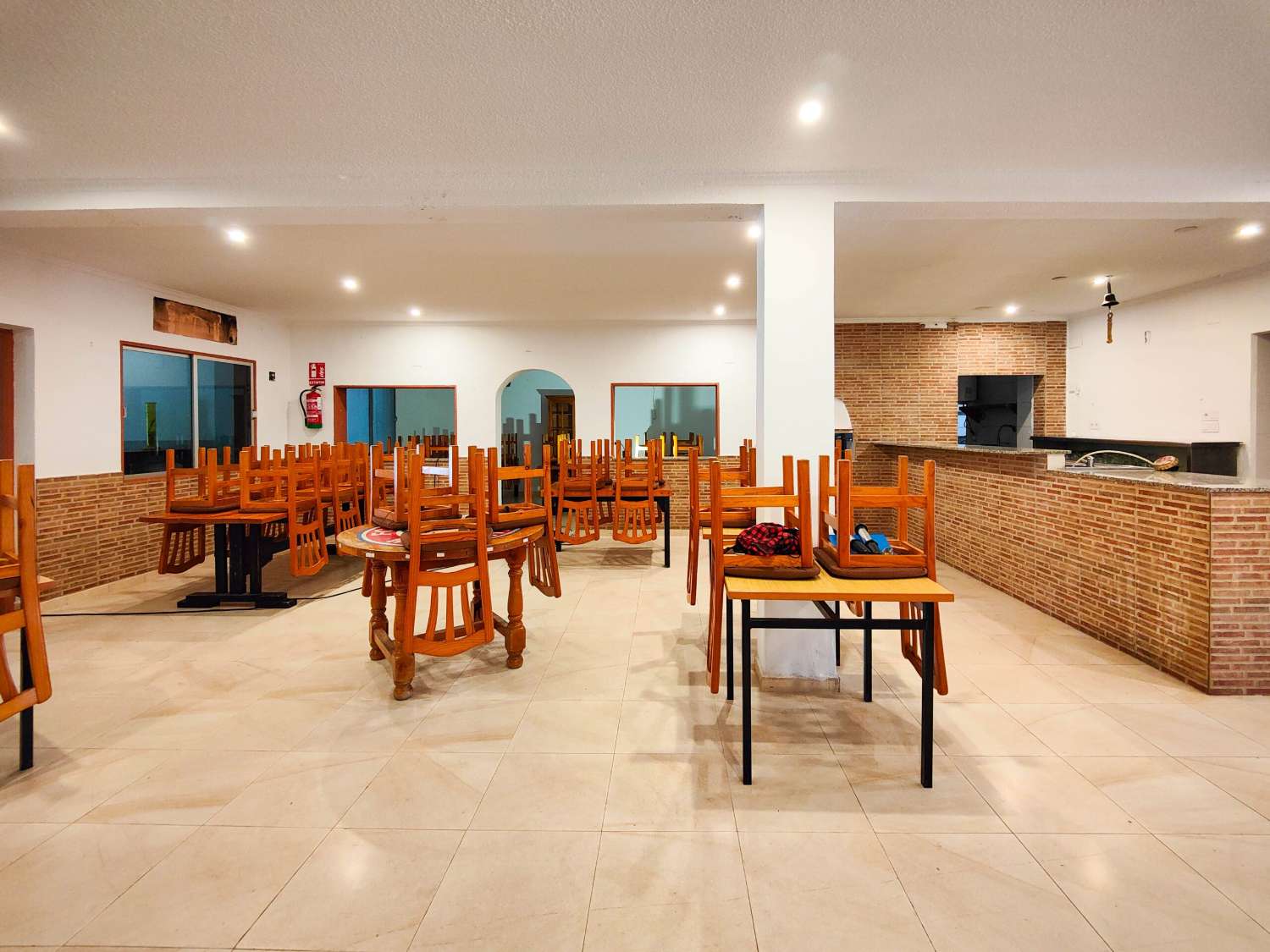 OPPORTUNITÉ EXCEPTIONNELLE ! RESTAURANT SPACIEUX AVEC TROIS APPARTEMENTS INDÉPENDANTS À TORRETA FLORIDA – TORREVIEJA