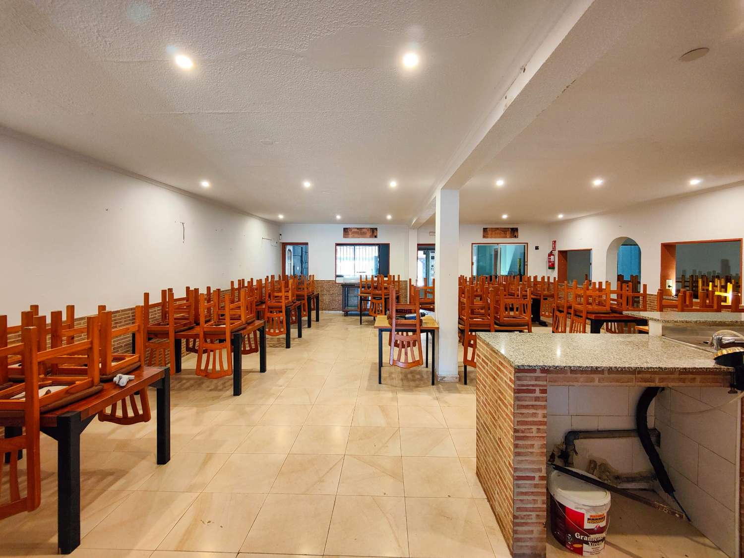 EXCEPTIONAL OPPORTUNITY! SPACIOUS RESTAURANT WITH THREE INDEPENDENT APARTMENTS IN TORRETA FLORIDA – TORREVIEJA