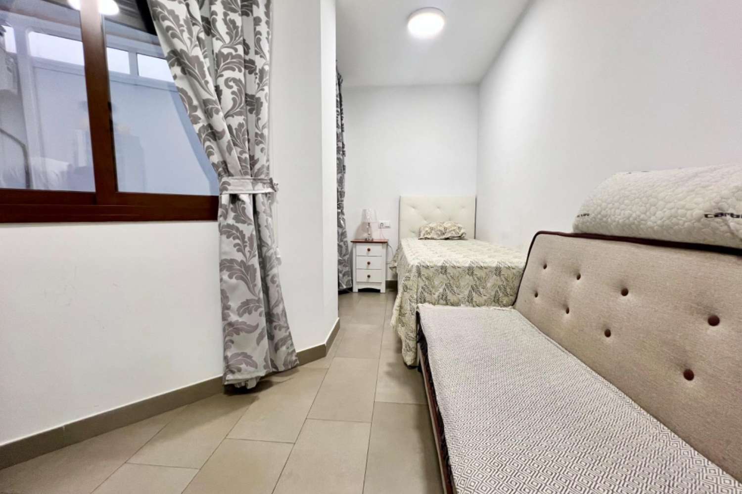 ¡ESPECTACULAR APARTAMENTO SEMINUEVO CON GARAJE EN EL CORAZÓN DE TORREVIEJA!