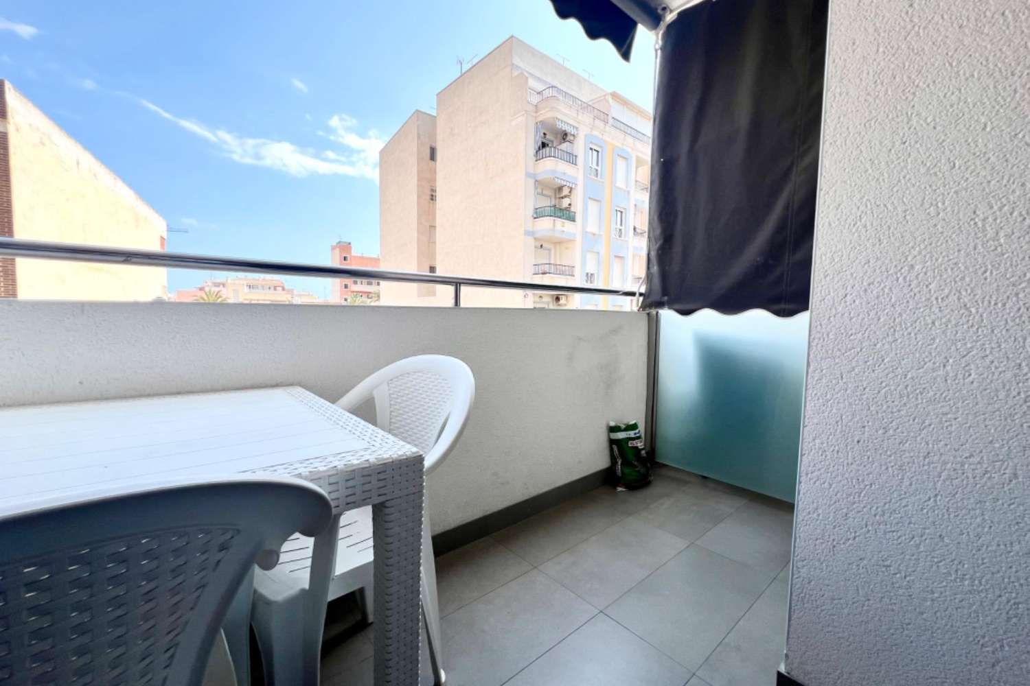 SPECTACULAR PRE-OWNED APARTMENT WITH GARAGE IN THE HEART OF TORREVIEJA!