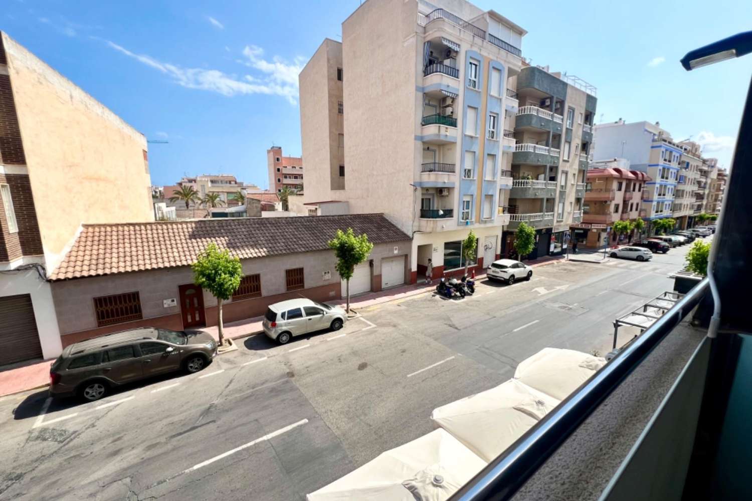 SPECTACULAR PRE-OWNED APARTMENT WITH GARAGE IN THE HEART OF TORREVIEJA!