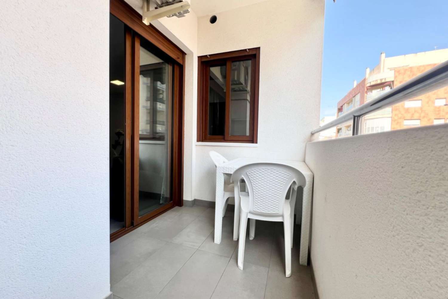 SPECTACULAR PRE-OWNED APARTMENT WITH GARAGE IN THE HEART OF TORREVIEJA!