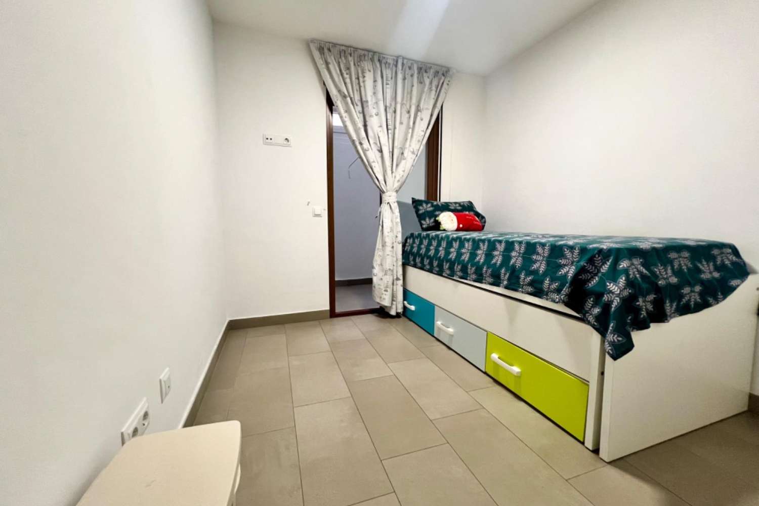 ¡ESPECTACULAR APARTAMENTO SEMINUEVO CON GARAJE EN EL CORAZÓN DE TORREVIEJA!