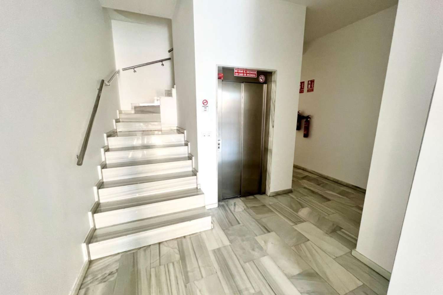 ¡ESPECTACULAR APARTAMENTO SEMINUEVO CON GARAJE EN EL CORAZÓN DE TORREVIEJA!