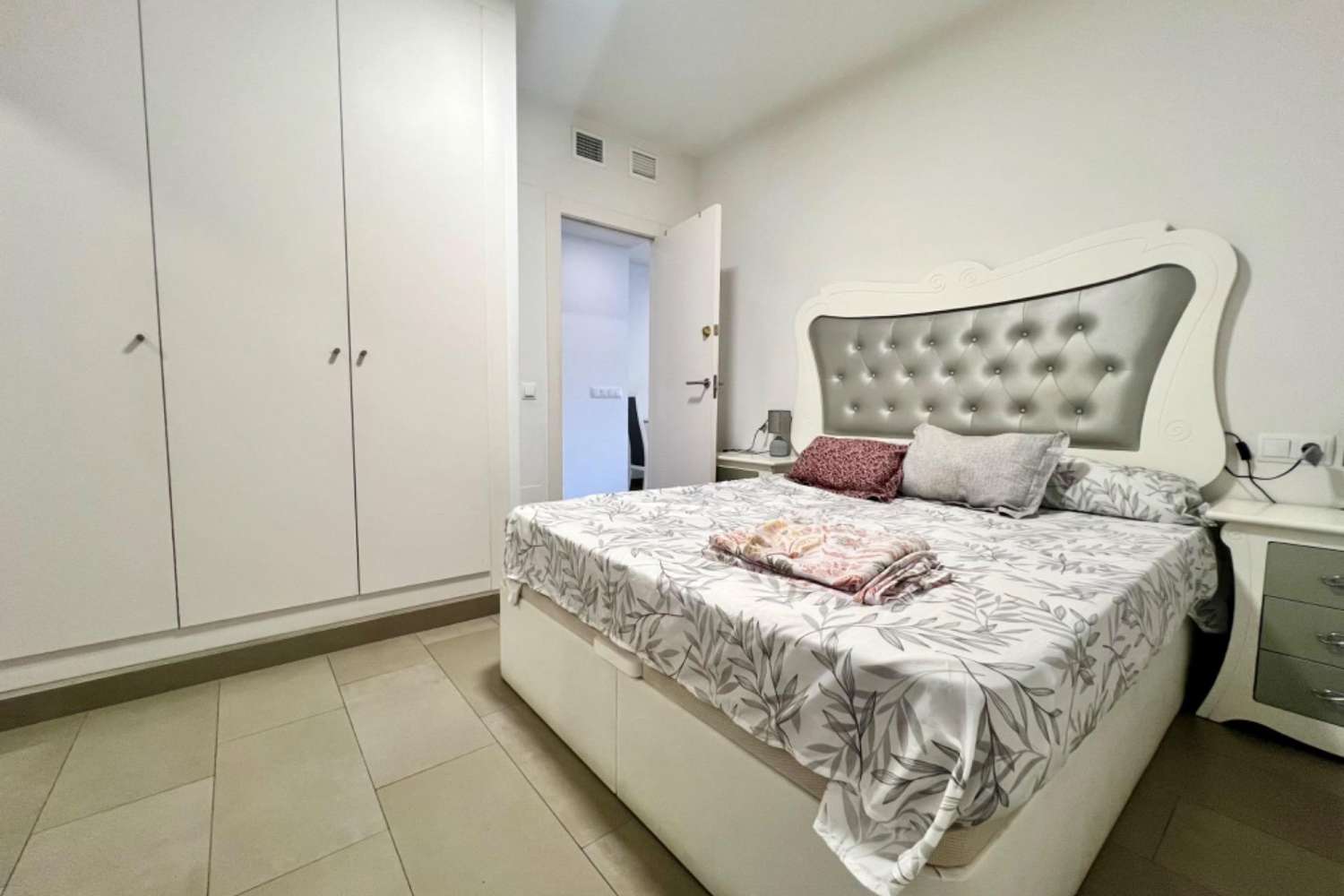 SPECTACULAR PRE-OWNED APARTMENT WITH GARAGE IN THE HEART OF TORREVIEJA!