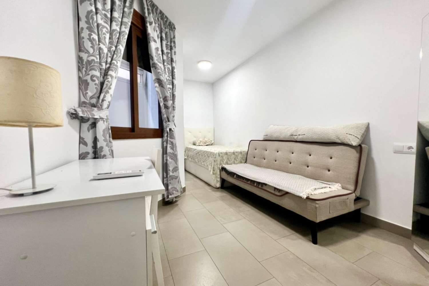 ¡ESPECTACULAR APARTAMENTO SEMINUEVO CON GARAJE EN EL CORAZÓN DE TORREVIEJA!