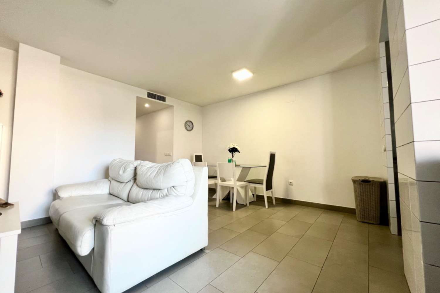 SPECTACULAR PRE-OWNED APARTMENT WITH GARAGE IN THE HEART OF TORREVIEJA!