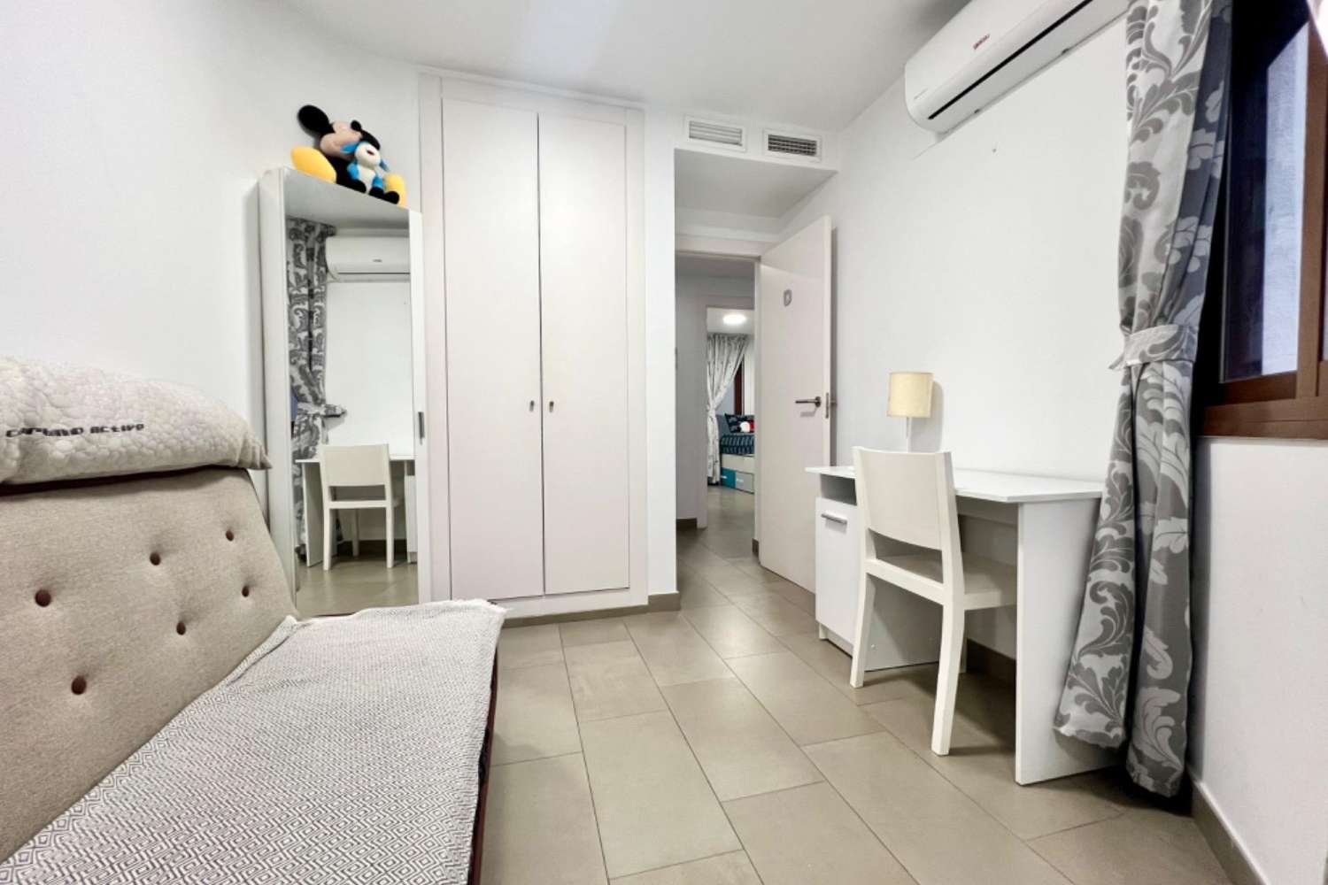 ¡ESPECTACULAR APARTAMENTO SEMINUEVO CON GARAJE EN EL CORAZÓN DE TORREVIEJA!