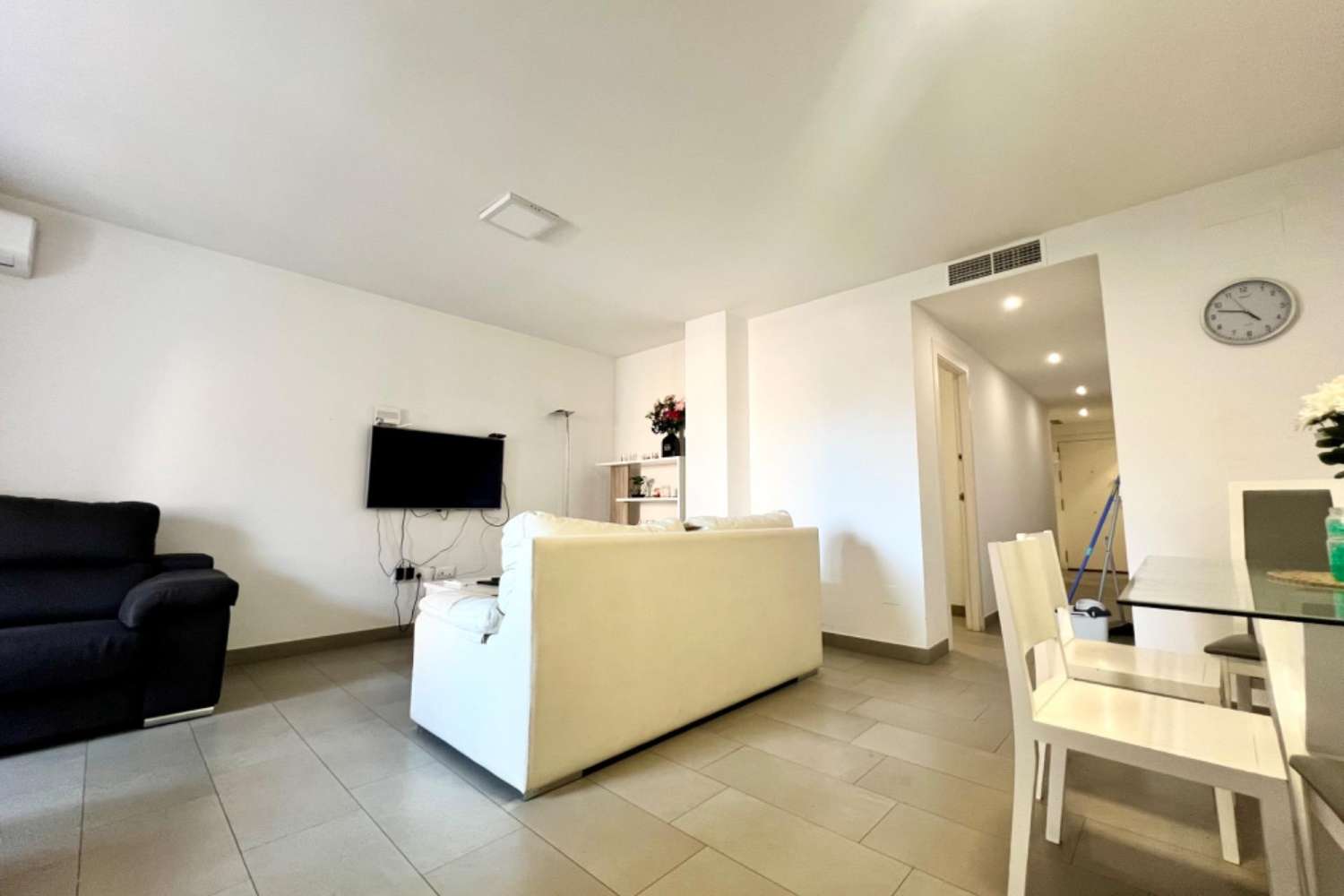 ¡ESPECTACULAR APARTAMENTO SEMINUEVO CON GARAJE EN EL CORAZÓN DE TORREVIEJA!