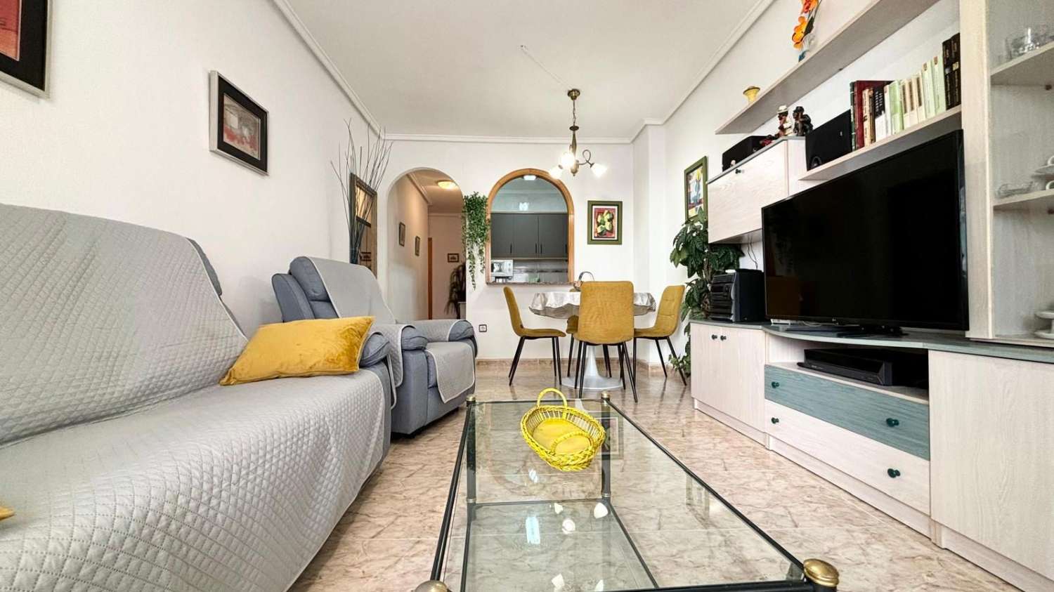 EXCELLENT INVESTMENT OPPORTUNITY: FABULOUS APARTMENT IN THE CENTRE OF TORREVIEJA 650 METRES FROM PLAYA DEL CURA