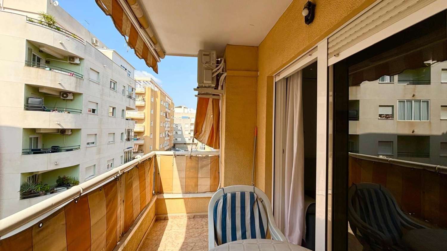 EXCELLENTE OPPORTUNITÉ D’INVESTISSEMENT : FABULEUX APPARTEMENT DANS LE CENTRE DE TORREVIEJA À 650 MÈTRES DE PLAYA DEL CURA