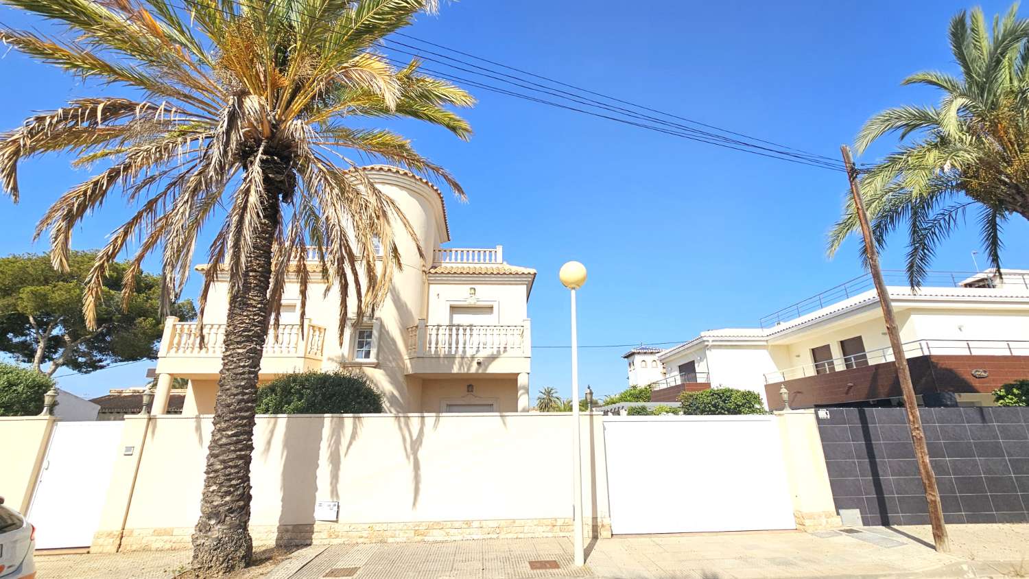 SUPERBE VILLA MINIMALISTE AVEC PISCINE DANS UN CADRE NATUREL UNIQUE, À PROXIMITÉ DE CABO ROIG ET DU BOULEVARD ZENIA