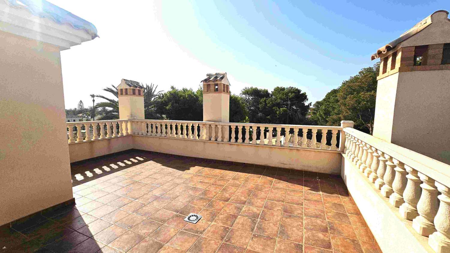 IMPRESIONANTE VILLA MINIMALISTA CON PISCINA EN ENTORNO NATURAL ÚNICO, CERCA DE CABO ROIG Y ZENIA BOULEVARD