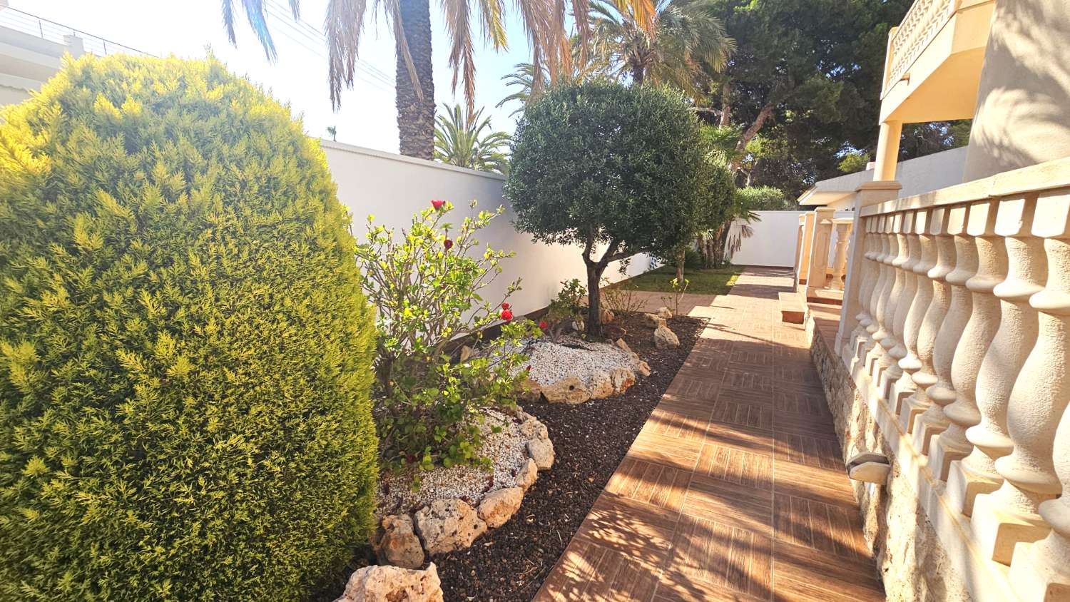 SPLENDIDA VILLA MINIMALISTA CON PISCINA IN UN AMBIENTE NATURALE UNICO, VICINO A CABO ROIG E ZENIA BOULEVARD