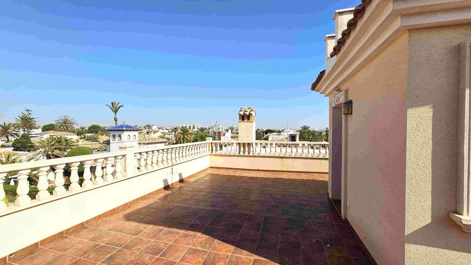 IMPRESIONANTE VILLA MINIMALISTA CON PISCINA EN ENTORNO NATURAL ÚNICO, CERCA DE CABO ROIG Y ZENIA BOULEVARD