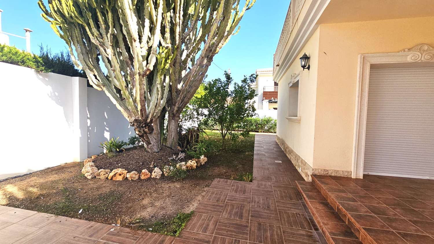 SPLENDIDA VILLA MINIMALISTA CON PISCINA IN UN AMBIENTE NATURALE UNICO, VICINO A CABO ROIG E ZENIA BOULEVARD