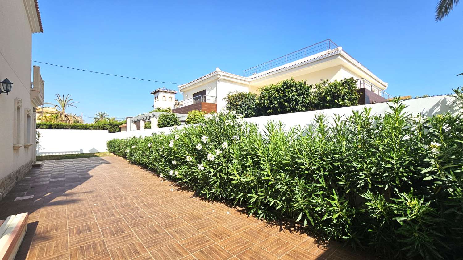 IMPRESIONANTE VILLA MINIMALISTA CON PISCINA EN ENTORNO NATURAL ÚNICO, CERCA DE CABO ROIG Y ZENIA BOULEVARD