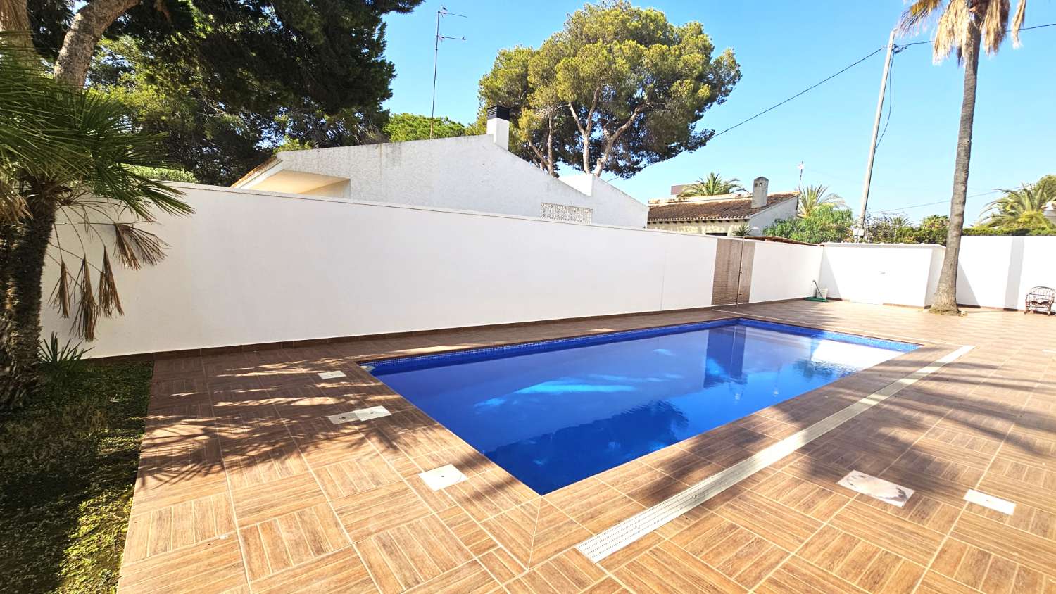 IMPRESIONANTE VILLA MINIMALISTA CON PISCINA EN ENTORNO NATURAL ÚNICO, CERCA DE CABO ROIG Y ZENIA BOULEVARD