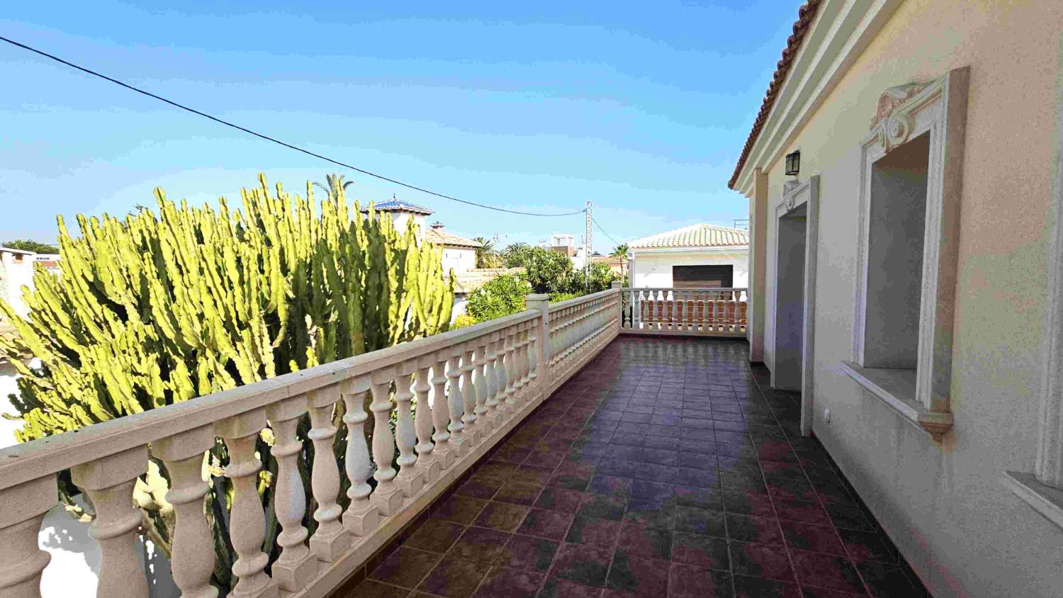 IMPRESIONANTE VILLA MINIMALISTA CON PISCINA EN ENTORNO NATURAL ÚNICO, CERCA DE CABO ROIG Y ZENIA BOULEVARD